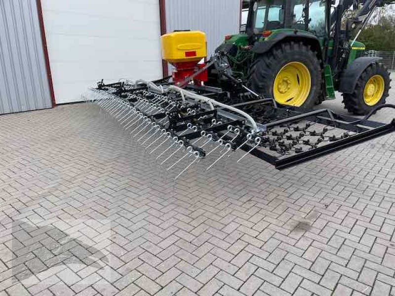 Wiesenegge des Typs Voratek Wiesenschleppe 8m mit Striegel und Streuer, Neumaschine in Südheide (Bild 13)