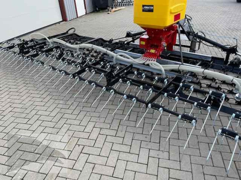 Wiesenegge des Typs Voratek Wiesenschleppe 8m mit Striegel und Streuer, Neumaschine in Südheide (Bild 14)