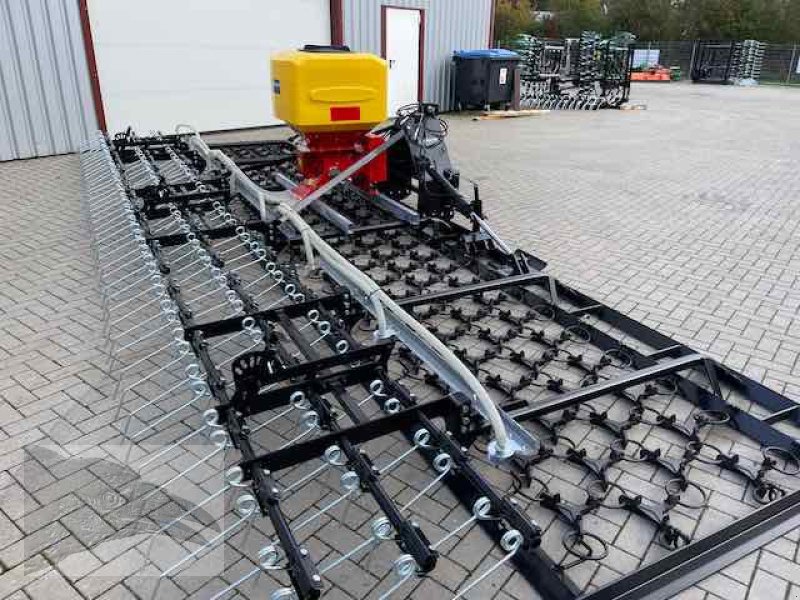 Wiesenegge des Typs Voratek Wiesenschleppe 8m mit Striegel und Streuer, Neumaschine in Südheide (Bild 17)