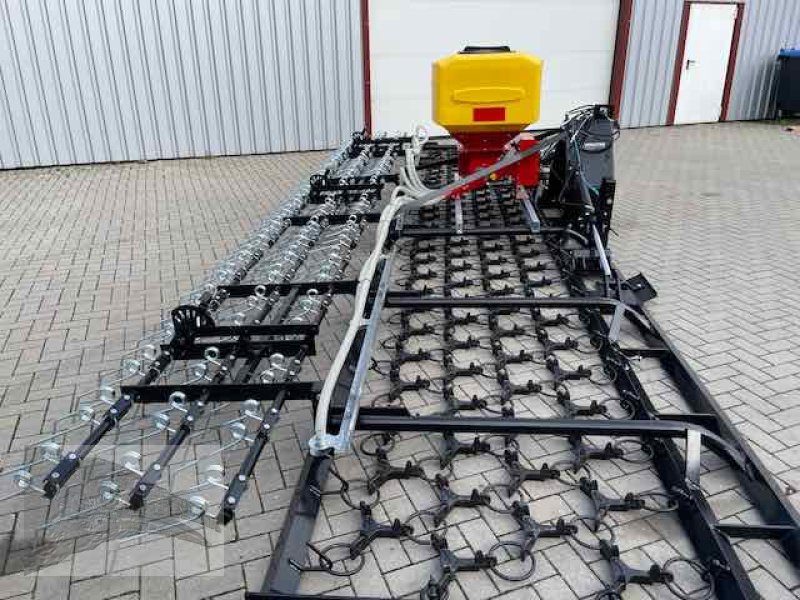 Wiesenegge des Typs Voratek Wiesenschleppe 8m mit Striegel und Streuer, Neumaschine in Südheide (Bild 18)