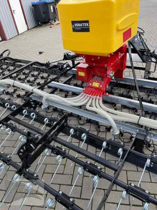 Wiesenegge des Typs Voratek Wiesenschleppe 8m mit Striegel und Streuer, Neumaschine in Südheide (Bild 19)