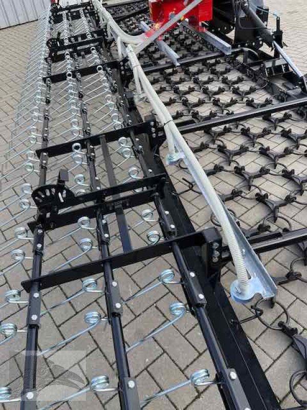 Wiesenegge des Typs Voratek Wiesenschleppe 8m mit Striegel und Streuer, Neumaschine in Südheide (Bild 21)