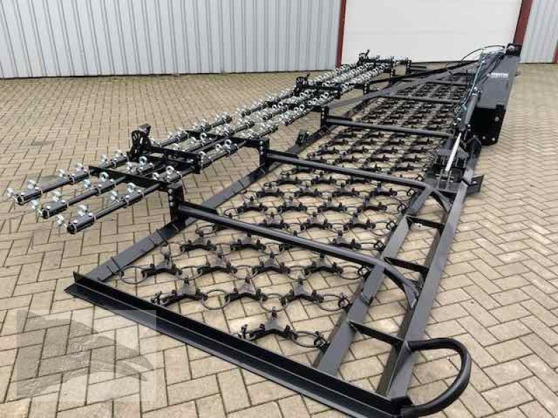 Wiesenegge des Typs Voratek Wiesenschleppe 8m mit Striegel, Neumaschine in Südheide (Bild 10)