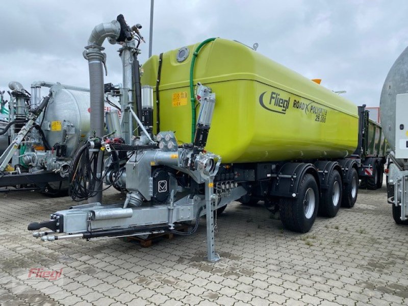 Zubringerfaß des Typs Fliegl FW 29000l Road X Poly Line Tridem, Neumaschine in Mühldorf (Bild 1)