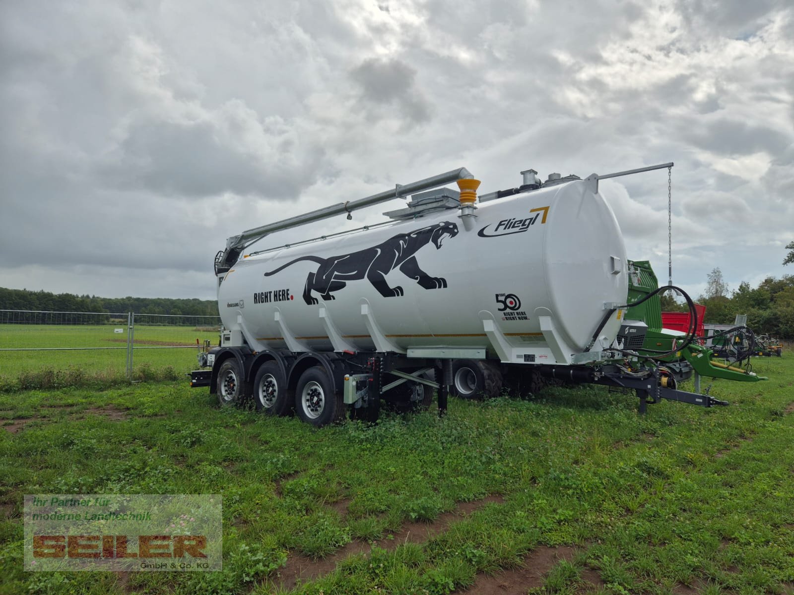 Zubringerfaß des Typs Fliegl STF 30.000 Truck-Line Dreiachs Zubringerfass, Neumaschine in Ansbach (Bild 3)