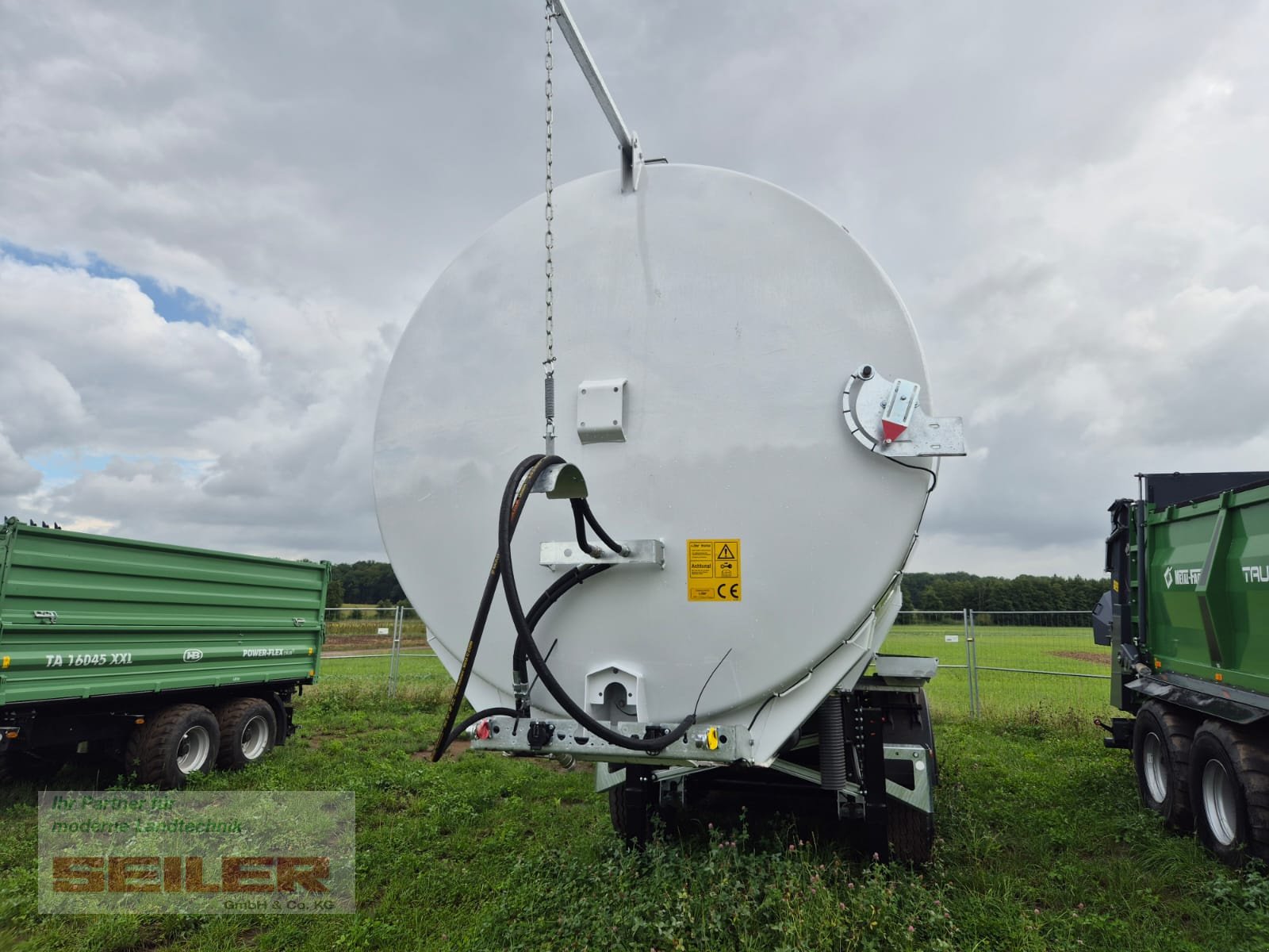 Zubringerfaß des Typs Fliegl STF 30.000 Truck-Line Dreiachs Zubringerfass, Neumaschine in Ansbach (Bild 6)