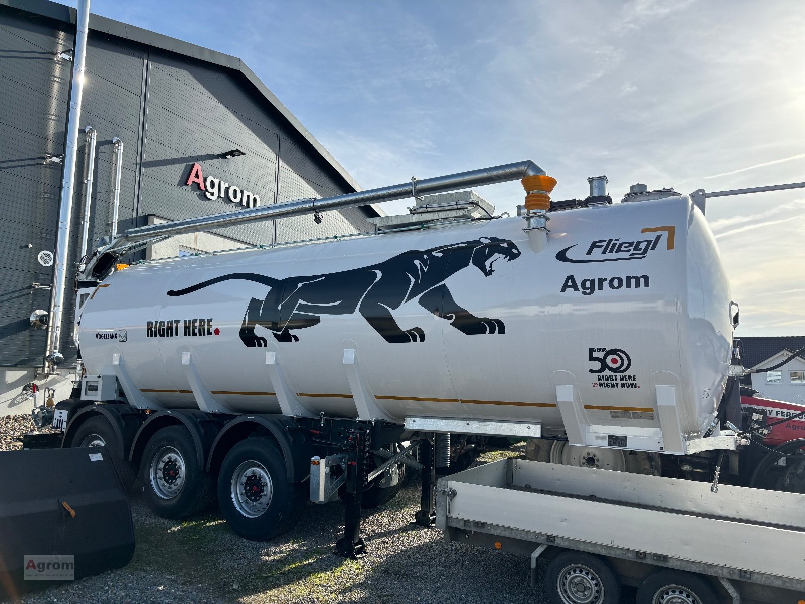 Zubringerfaß of the type Fliegl STF30000, Neumaschine in Riedhausen (Picture 1)