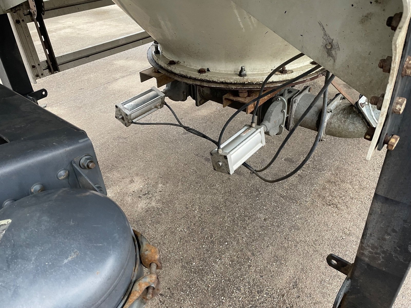 Zubringerfaß типа Schwing 3200, Gebrauchtmaschine в Lauchhammer (Фотография 8)