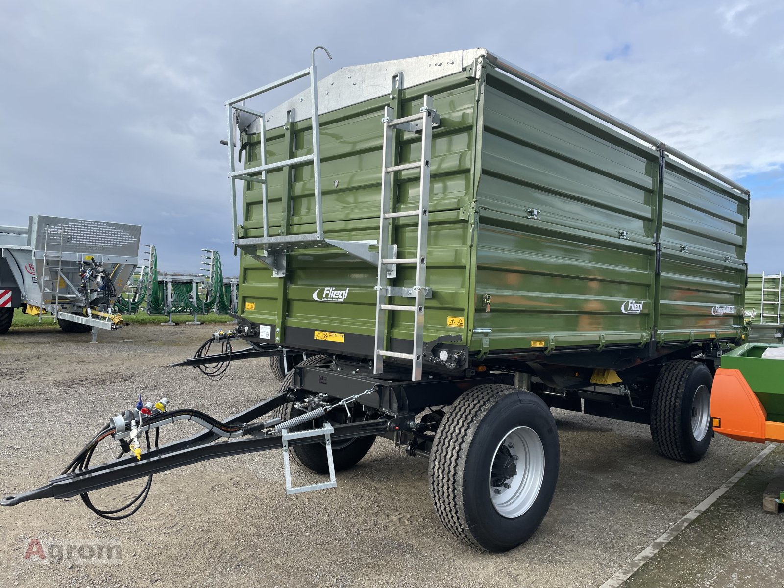 Zweiachskipper des Typs Fliegl DK 180 XL, Neumaschine in Thür (Bild 2)