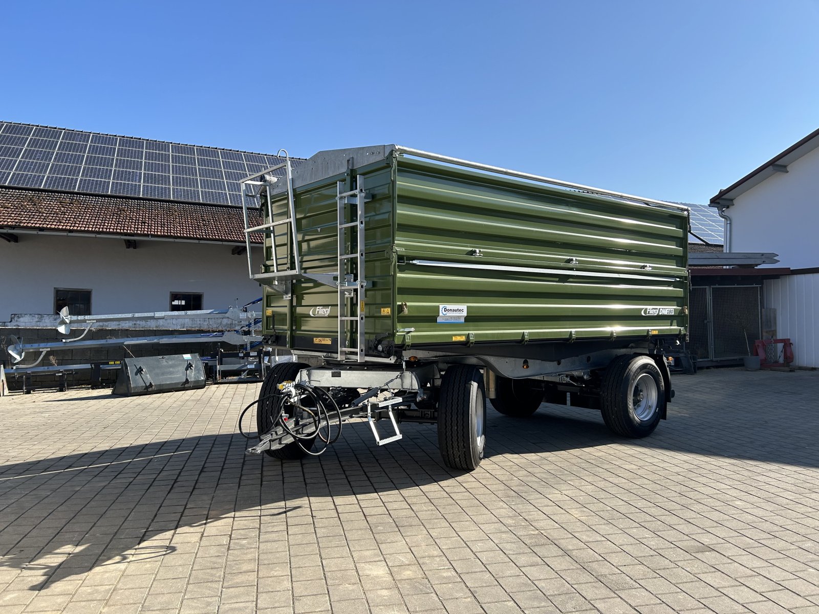 Zweiachskipper des Typs Fliegl DK 180, Neumaschine in Rennertshofen (Bild 1)