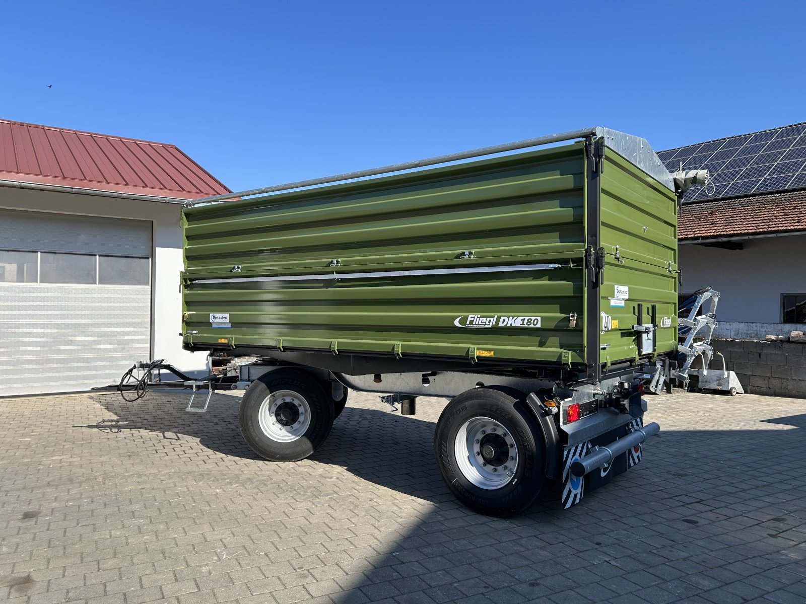 Zweiachskipper des Typs Fliegl DK 180, Neumaschine in Rennertshofen (Bild 3)