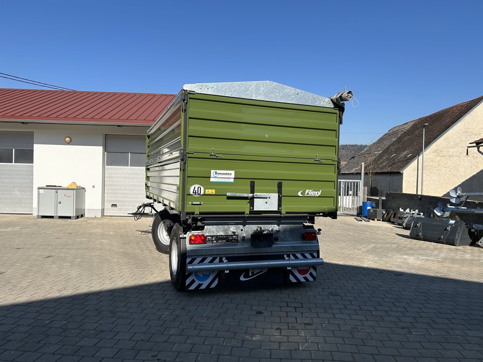 Zweiachskipper des Typs Fliegl DK 180, Neumaschine in Rennertshofen (Bild 4)