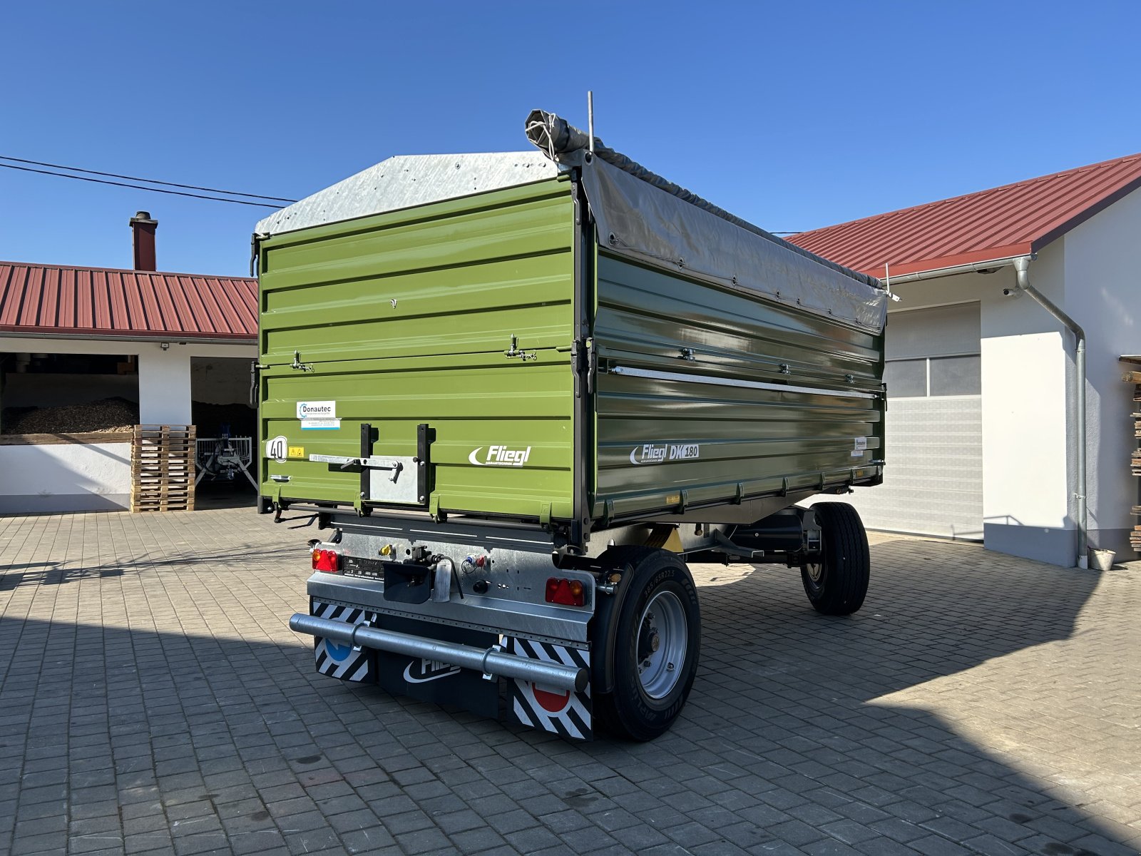 Zweiachskipper des Typs Fliegl DK 180, Neumaschine in Rennertshofen (Bild 5)