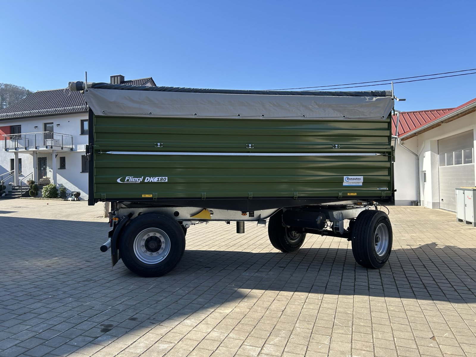 Zweiachskipper des Typs Fliegl DK 180, Neumaschine in Rennertshofen (Bild 7)