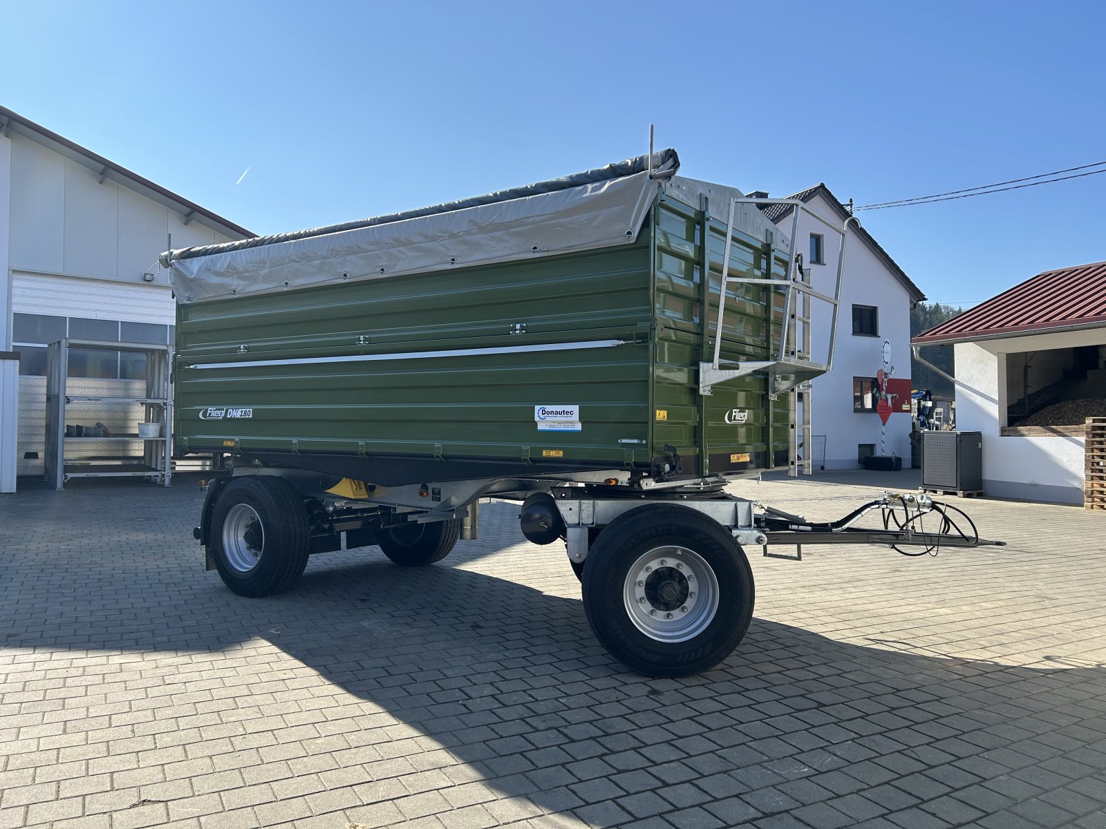 Zweiachskipper des Typs Fliegl DK 180, Neumaschine in Rennertshofen (Bild 8)