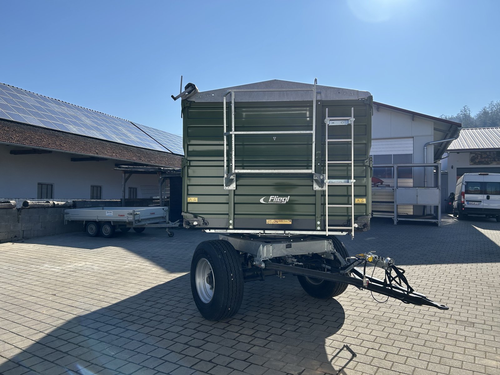 Zweiachskipper des Typs Fliegl DK 180, Neumaschine in Rennertshofen (Bild 9)