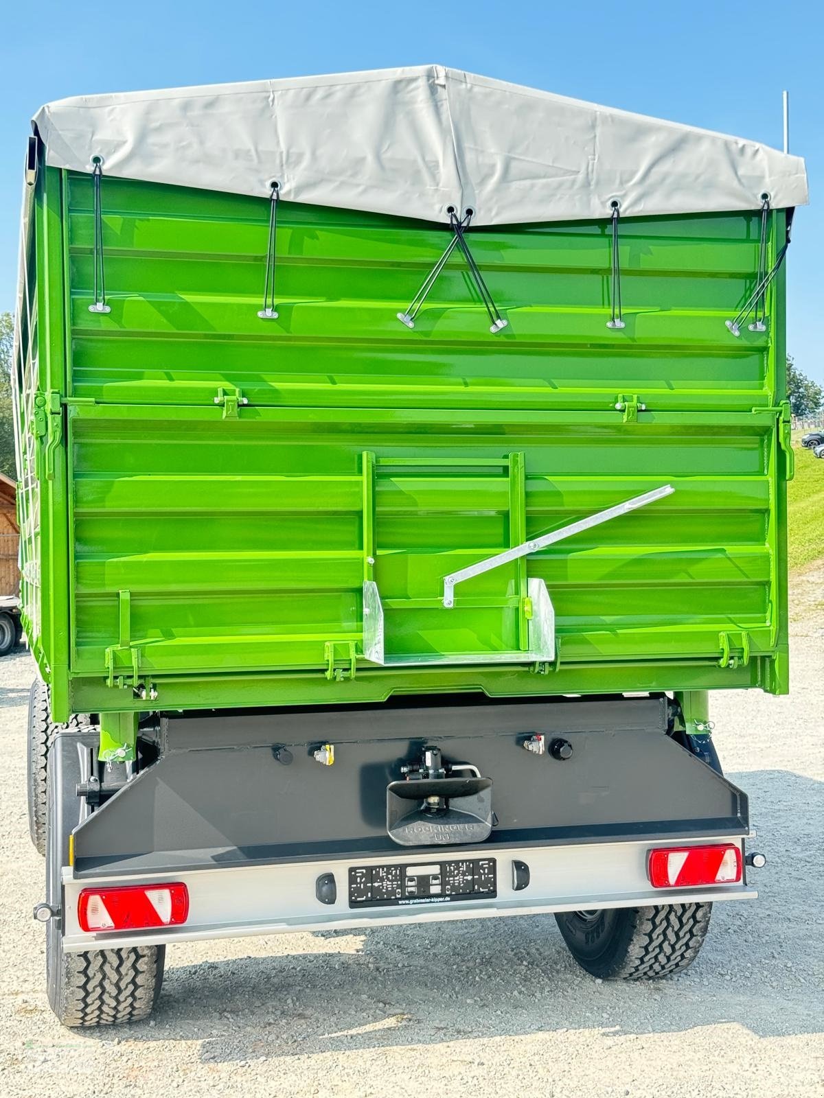 Zweiachskipper des Typs Grabmeier 18 t Zweiachs- Dreseitenkipper, Neumaschine in Reisbach (Bild 12)