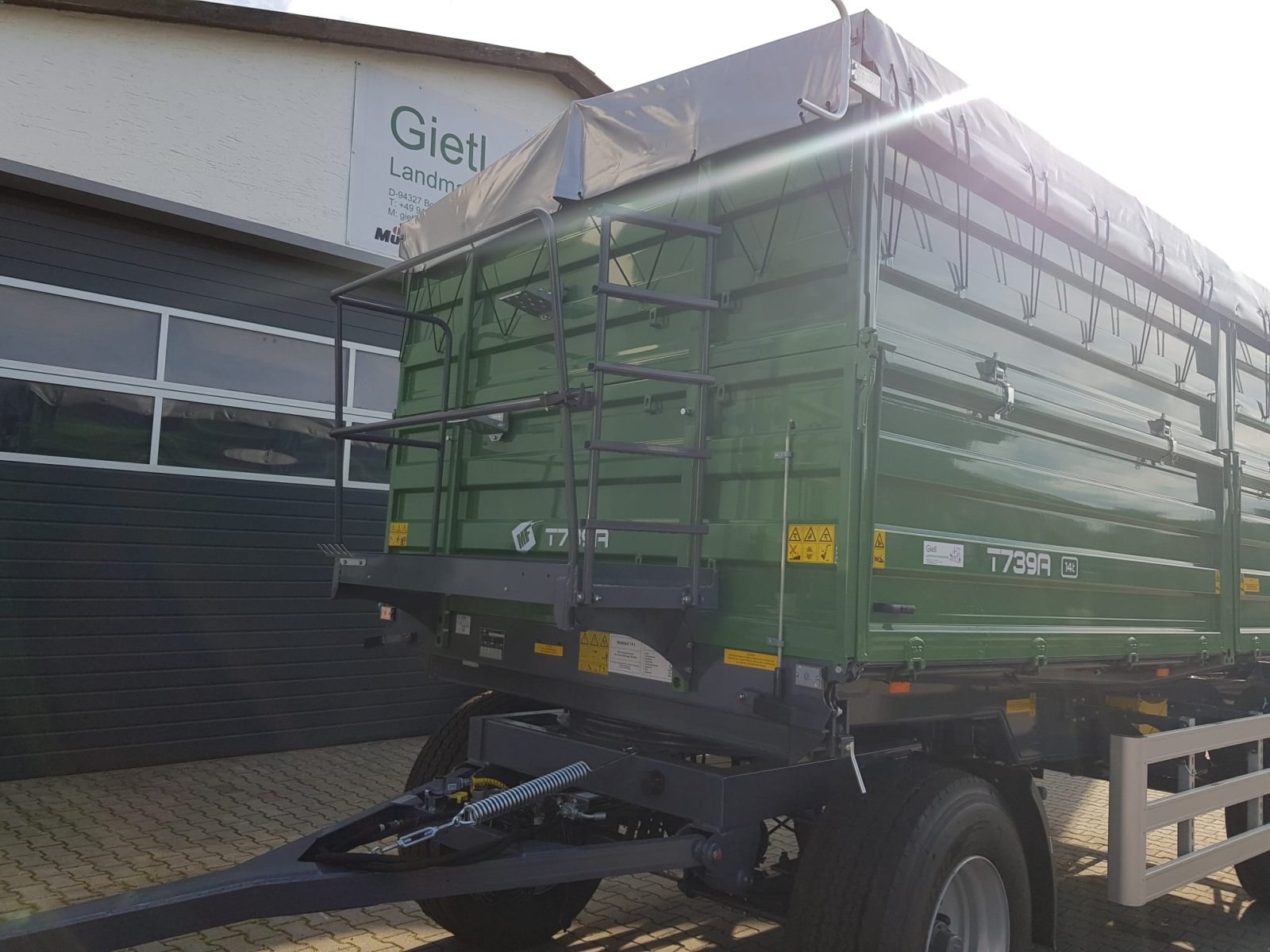 Zweiachskipper des Typs Metal-Fach T 739, Neumaschine in Bogen (Bild 1)