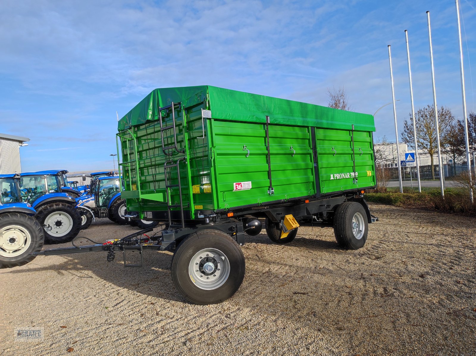 Zweiachskipper des Typs PRONAR T 680 MR, Neumaschine in Salching bei Straubing (Bild 2)
