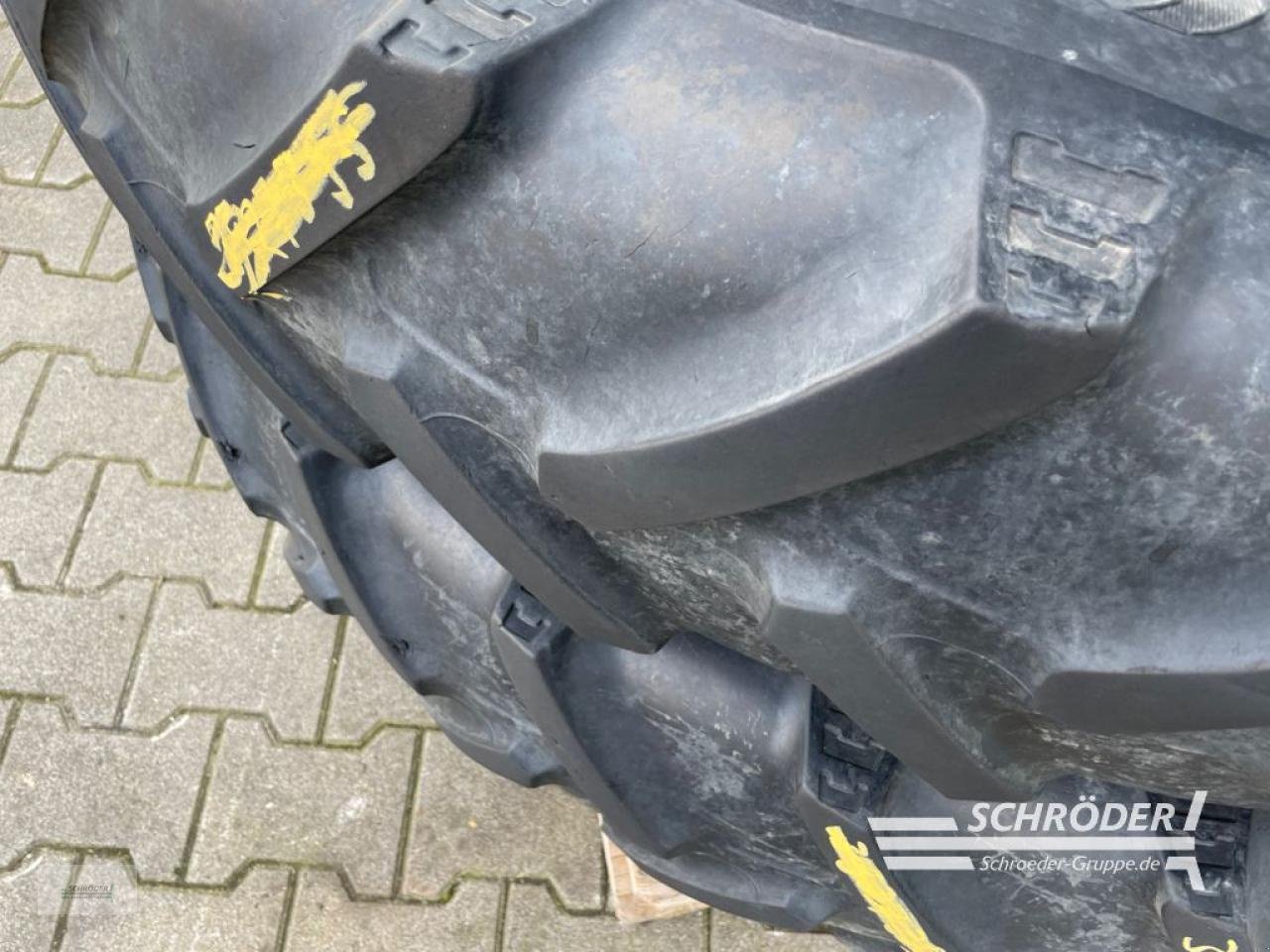 Zwillingsrad des Typs BKT 300/95R46+320/85R32, Gebrauchtmaschine in Lastrup (Bild 3)