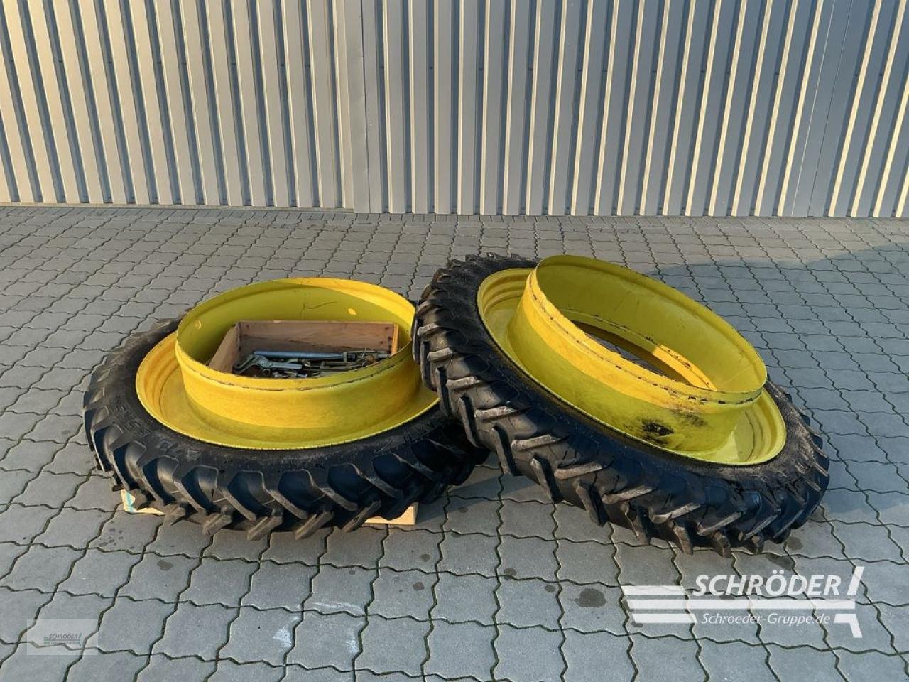 Zwillingsrad от тип Ceat ZWILLINGSRÄDER 270/95 R 54 + VERSCHLÜSSE, Gebrauchtmaschine в Hemmoor (Снимка 1)