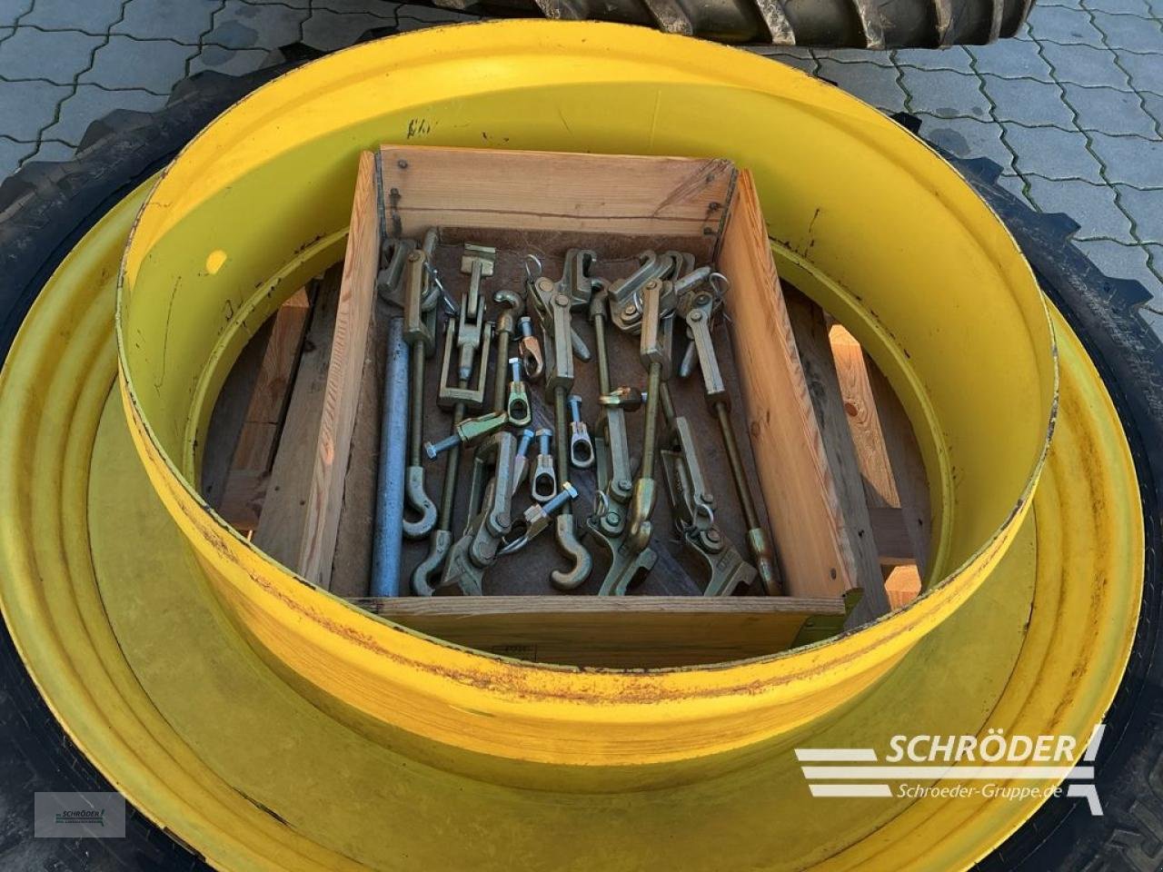 Zwillingsrad от тип Ceat ZWILLINGSRÄDER 270/95 R 54 + VERSCHLÜSSE, Gebrauchtmaschine в Hemmoor (Снимка 4)