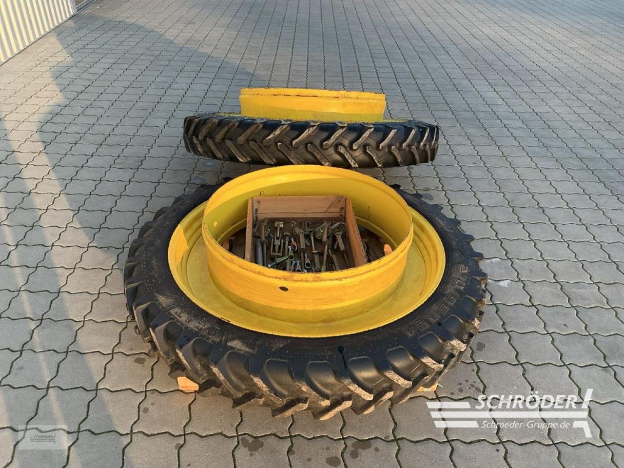 Zwillingsrad от тип Ceat ZWILLINGSRÄDER 270/95 R 54 + VERSCHLÜSSE, Gebrauchtmaschine в Hemmoor (Снимка 5)