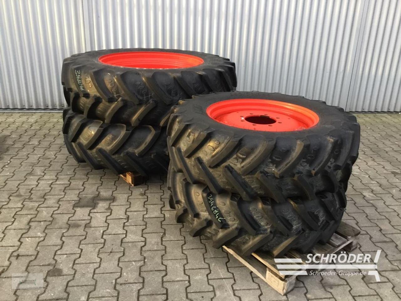 Zwillingsrad типа Fendt KOMPLETTRÄDER 380/70R28 + 420/85R38 BKT, Gebrauchtmaschine в Wildeshausen (Фотография 1)