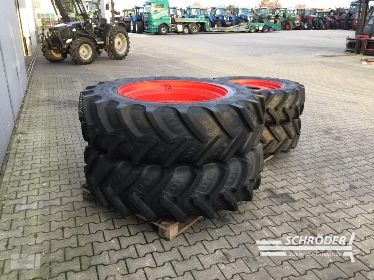 Zwillingsrad типа Fendt KOMPLETTRÄDER 380/70R28 + 420/85R38 BKT, Gebrauchtmaschine в Wildeshausen (Фотография 3)