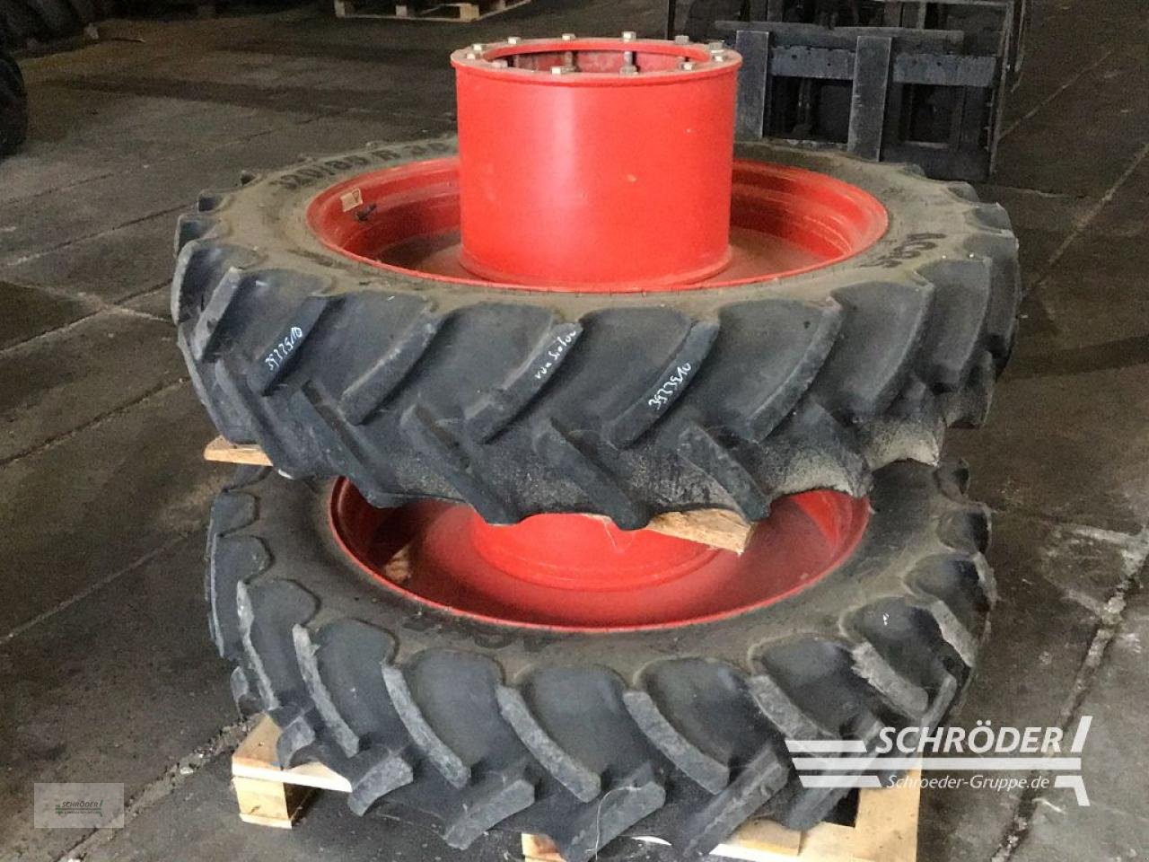 Zwillingsrad del tipo Fendt PFLEGERÄDER  2X320/85R38 + 2X320/105R54, Gebrauchtmaschine In Penzlin (Immagine 1)