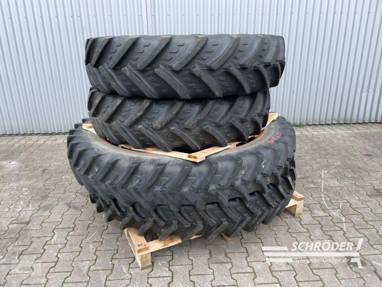 Zwillingsrad des Typs Fendt PFLEGERÄDER 340/85 R36 + 320/90 R54, Gebrauchtmaschine in Wildeshausen (Bild 1)