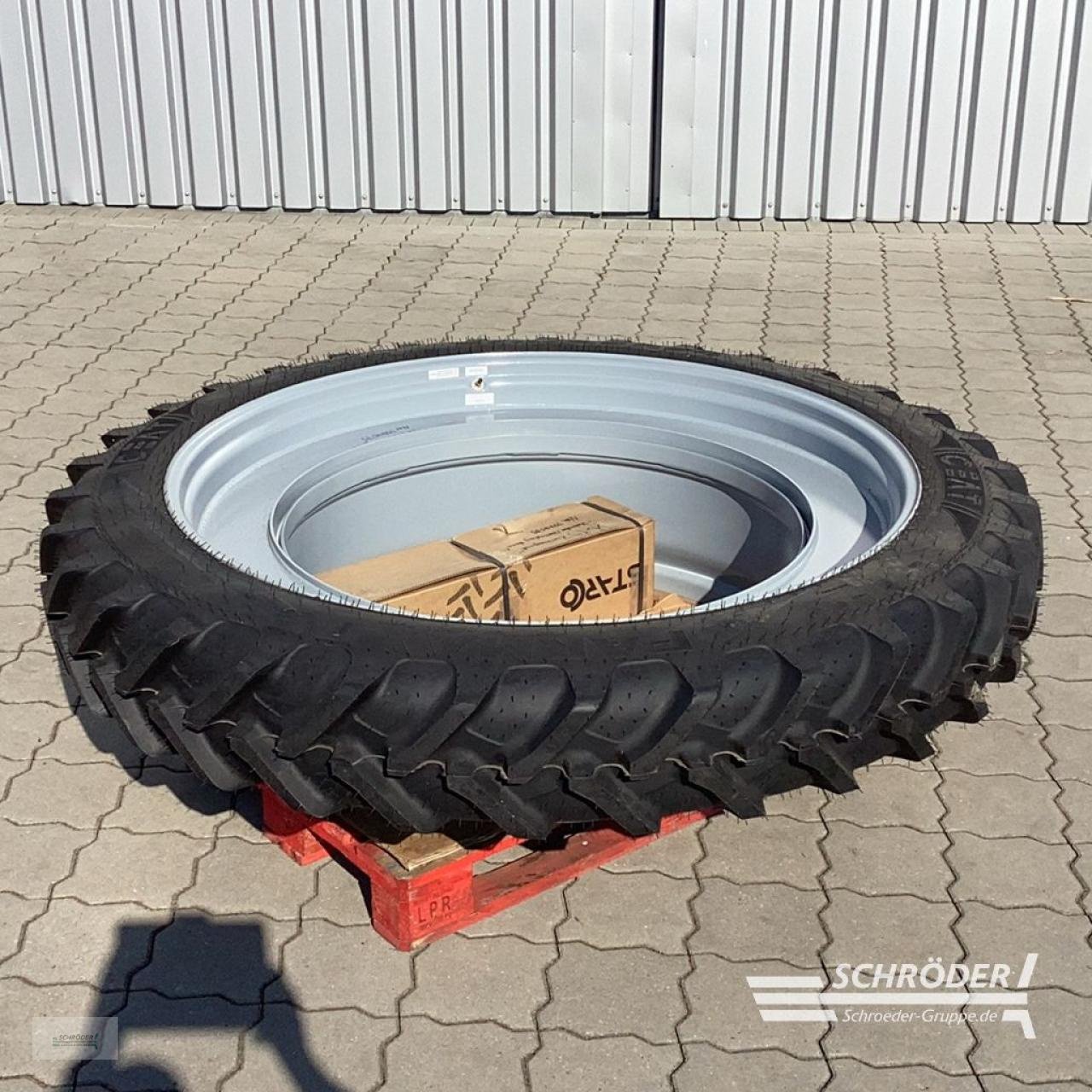 Zwillingsrad des Typs Grasdorf 270/95 R54, Neumaschine in Hemmoor (Bild 1)