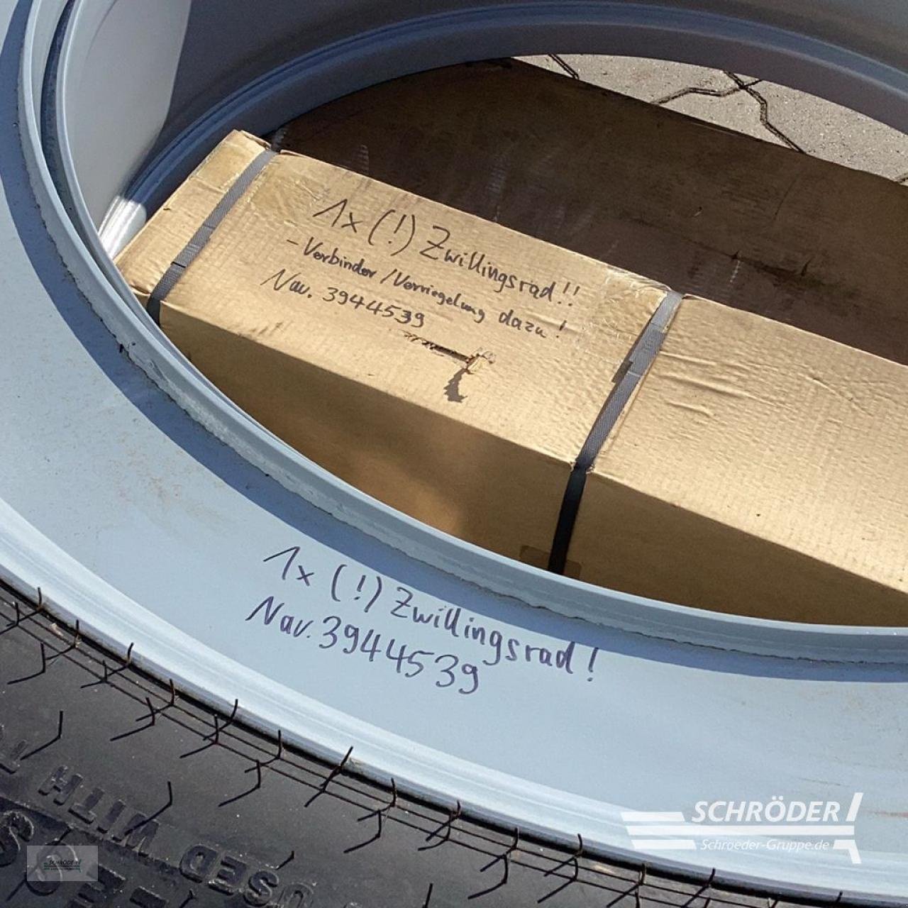 Zwillingsrad des Typs Grasdorf 270/95 R54, Neumaschine in Hemmoor (Bild 2)