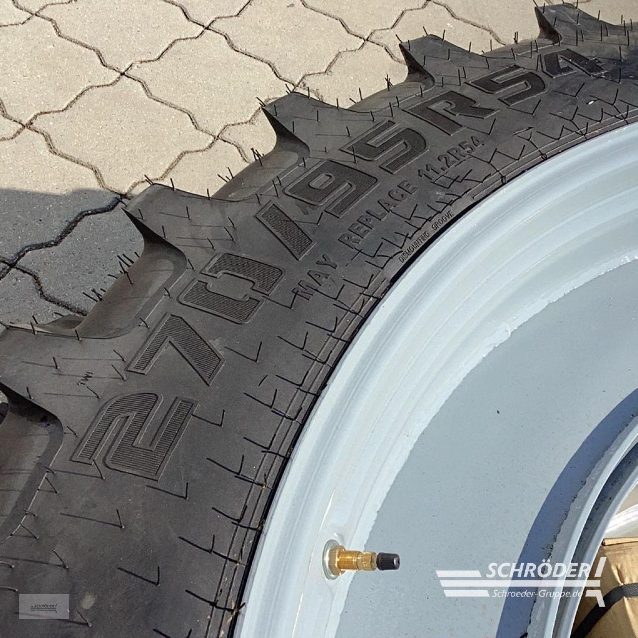 Zwillingsrad des Typs Grasdorf 270/95 R54, Neumaschine in Hemmoor (Bild 3)