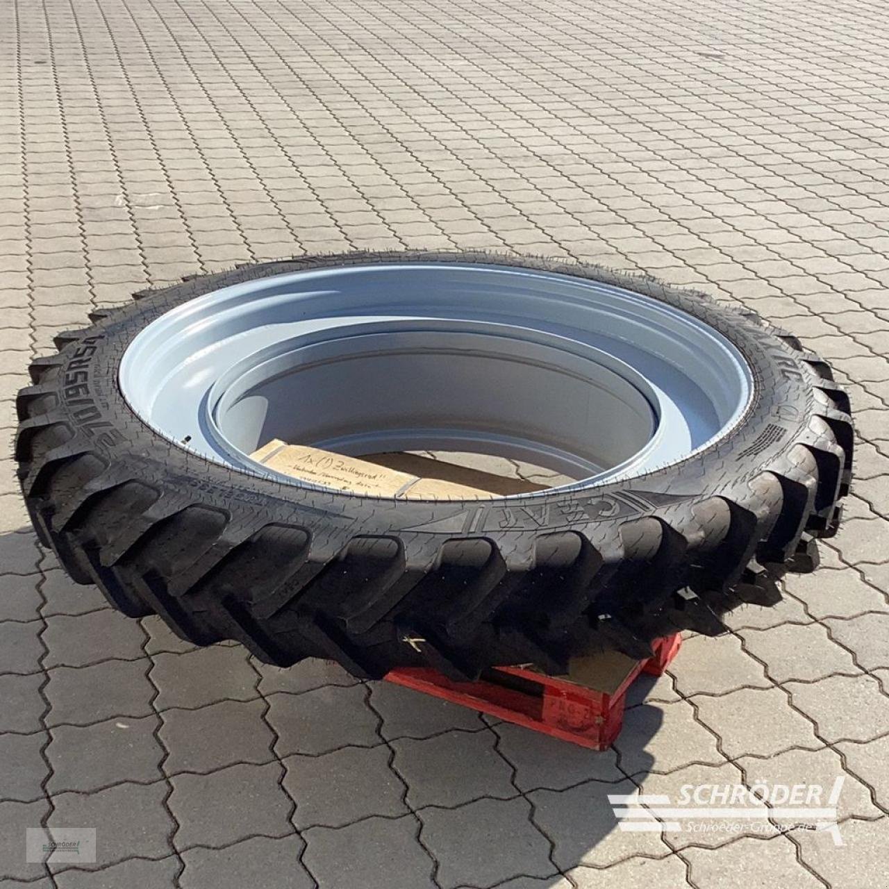 Zwillingsrad des Typs Grasdorf 270/95 R54, Neumaschine in Hemmoor (Bild 4)