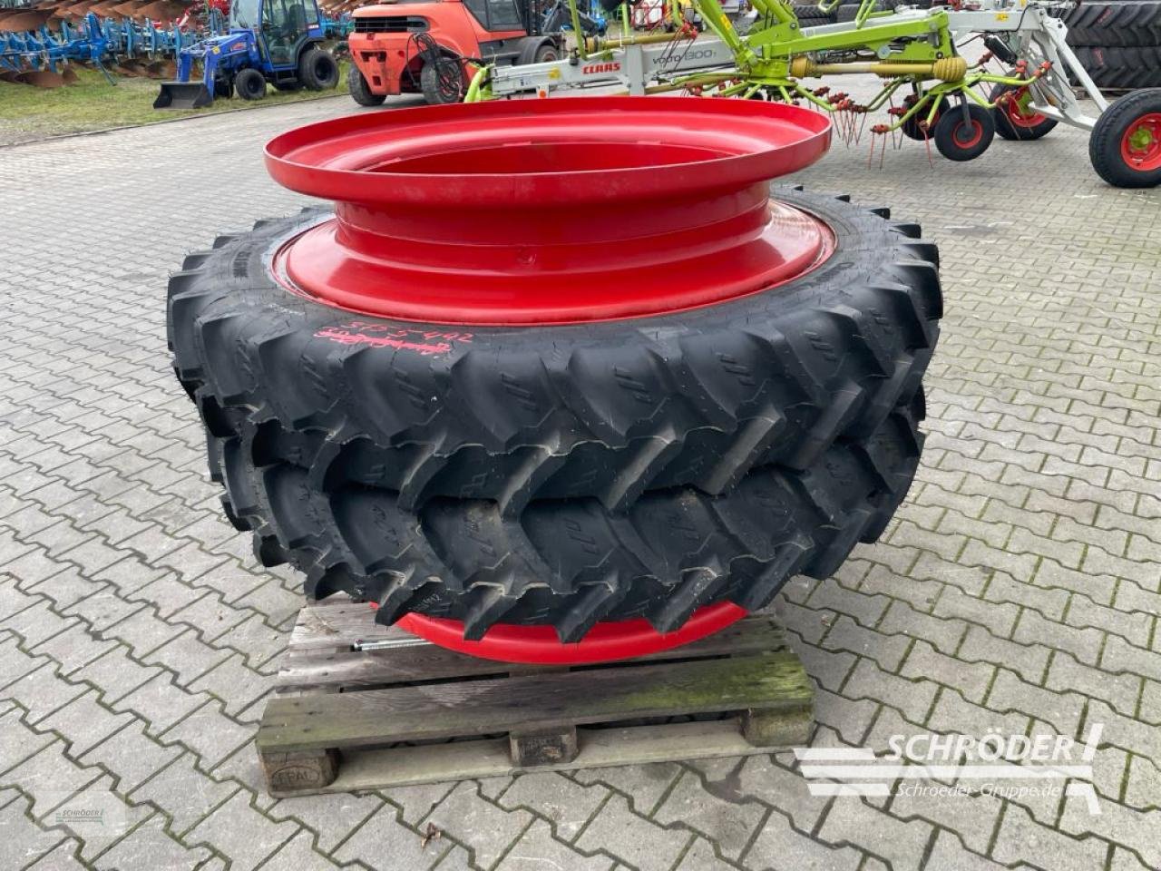 Zwillingsrad des Typs Kleber 300/90 R52 ZWILLINGE / Z.B. FENDT 700 S4, Neumaschine in Wildeshausen (Bild 4)
