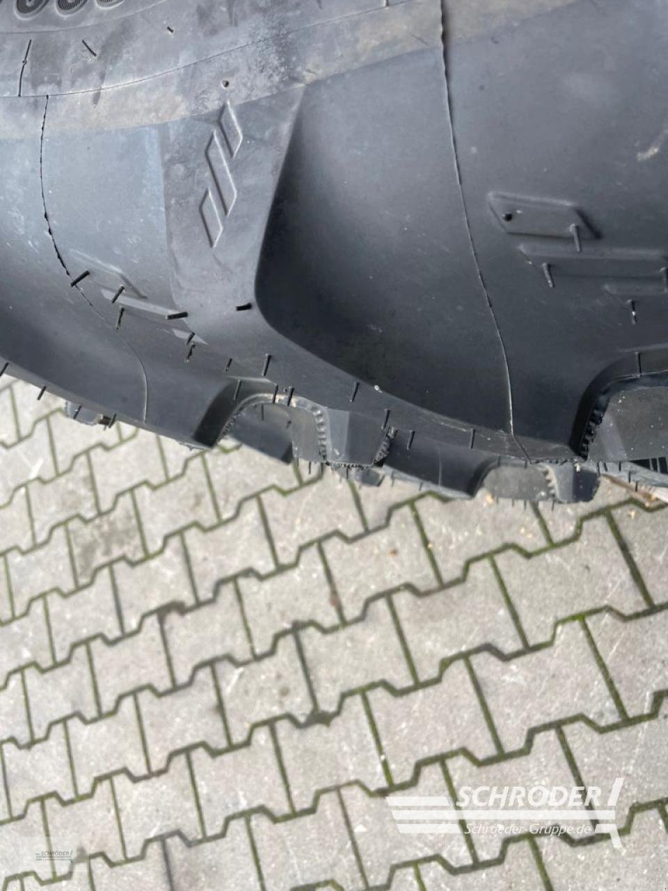 Zwillingsrad des Typs Kleber 300/90 R52 ZWILLINGE / Z.B. FENDT 700 S4, Neumaschine in Wildeshausen (Bild 5)