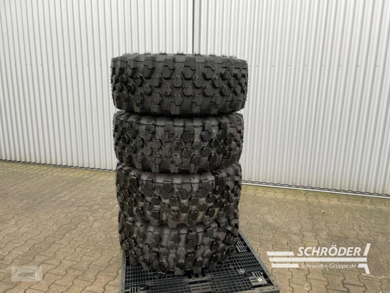 Zwillingsrad des Typs Michelin 400/70 R20, Gebrauchtmaschine in Wildeshausen (Bild 1)