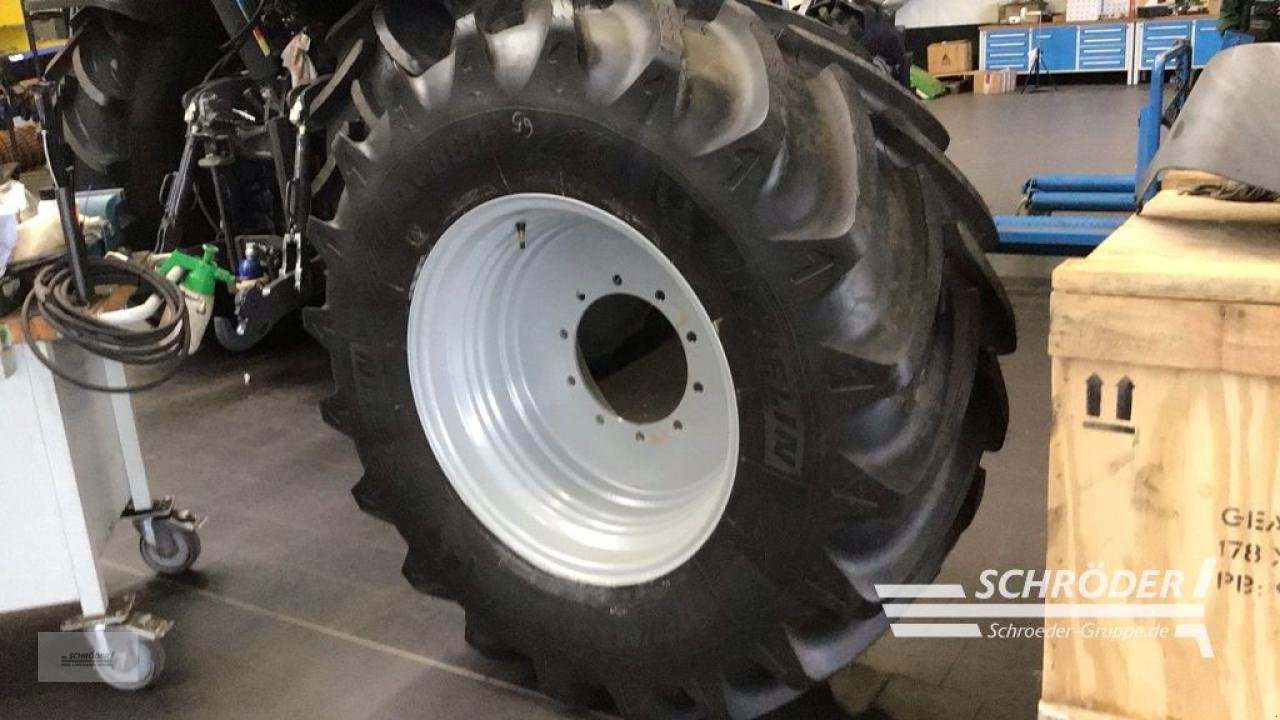 Zwillingsrad des Typs Michelin VF600/60 R28 +VF650/60 R42, Neumaschine in Ahlerstedt (Bild 1)