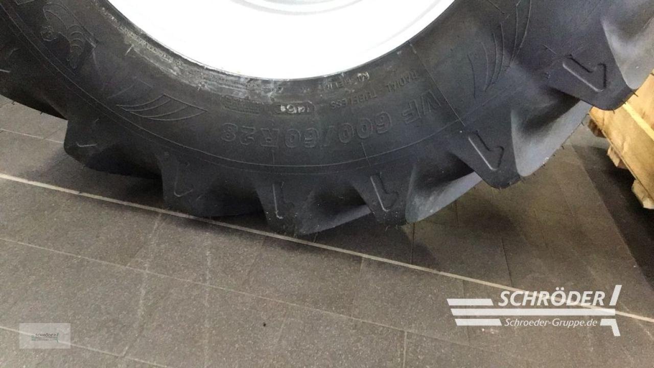 Zwillingsrad des Typs Michelin VF600/60 R28 +VF650/60 R42, Neumaschine in Ahlerstedt (Bild 2)