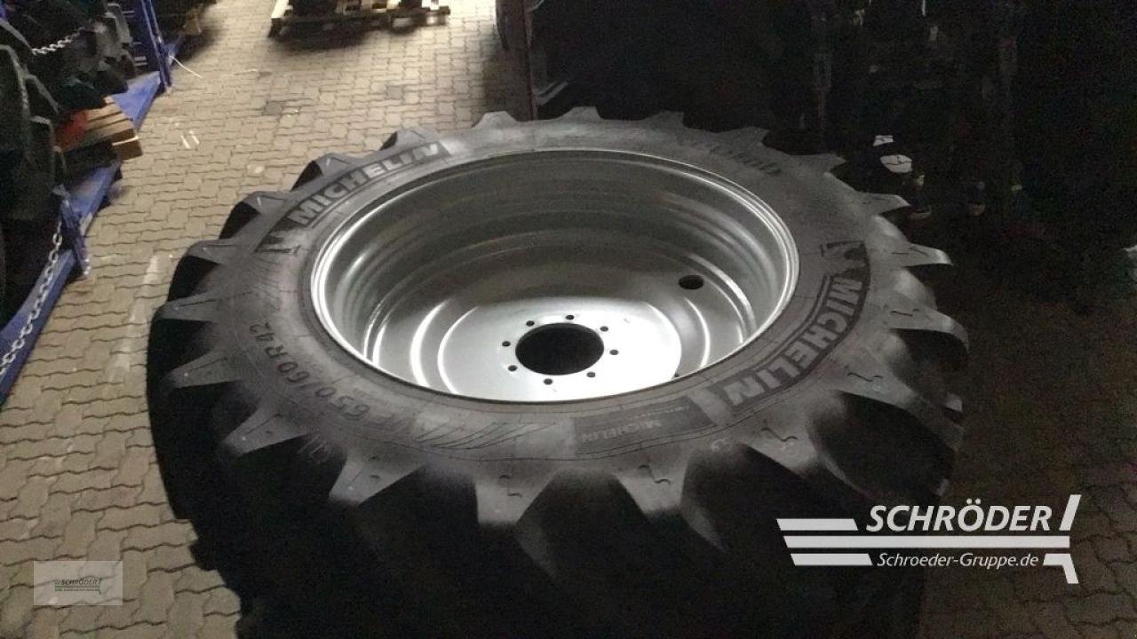 Zwillingsrad des Typs Michelin VF600/60 R28 +VF650/60 R42, Neumaschine in Ahlerstedt (Bild 3)