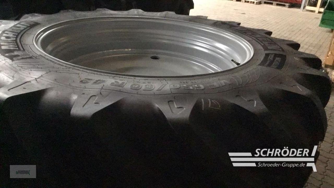 Zwillingsrad des Typs Michelin VF600/60 R28 +VF650/60 R42, Neumaschine in Ahlerstedt (Bild 4)