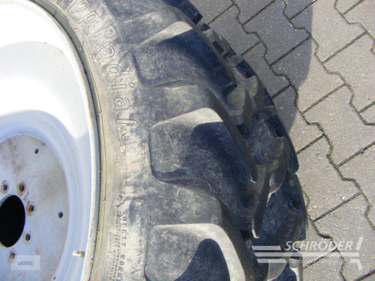 Zwillingsrad des Typs Mitas 2X 270/80 R32 + 270/85 R42 ALLIANCE, Neumaschine in Schwarmstedt (Bild 5)