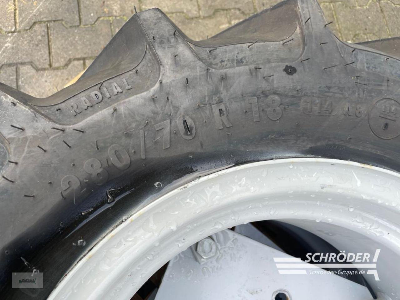 Zwillingsrad des Typs Mitas 2X 280/70 R18, Neumaschine in Wildeshausen (Bild 3)