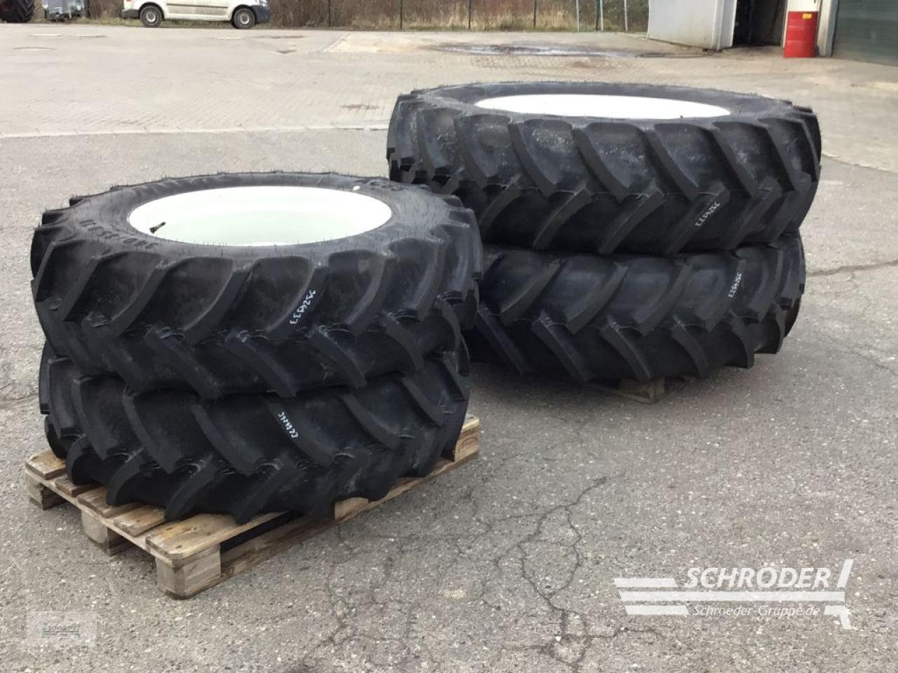 Zwillingsrad typu Mitas 2X 340/85 R28 / 2X 420/85 R38, Neumaschine v Penzlin (Obrázek 1)