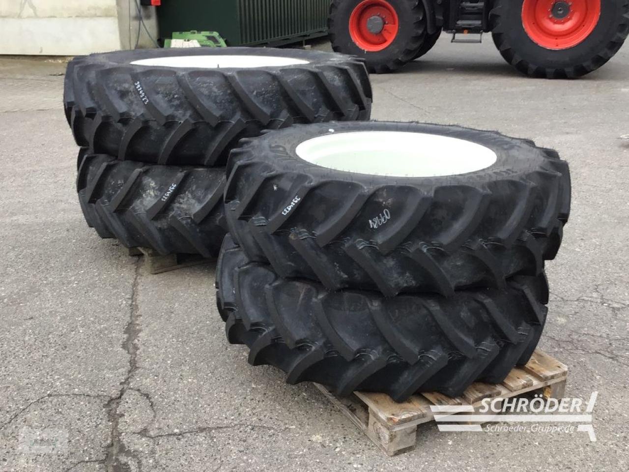 Zwillingsrad typu Mitas 2X 340/85 R28 / 2X 420/85 R38, Neumaschine v Penzlin (Obrázek 2)