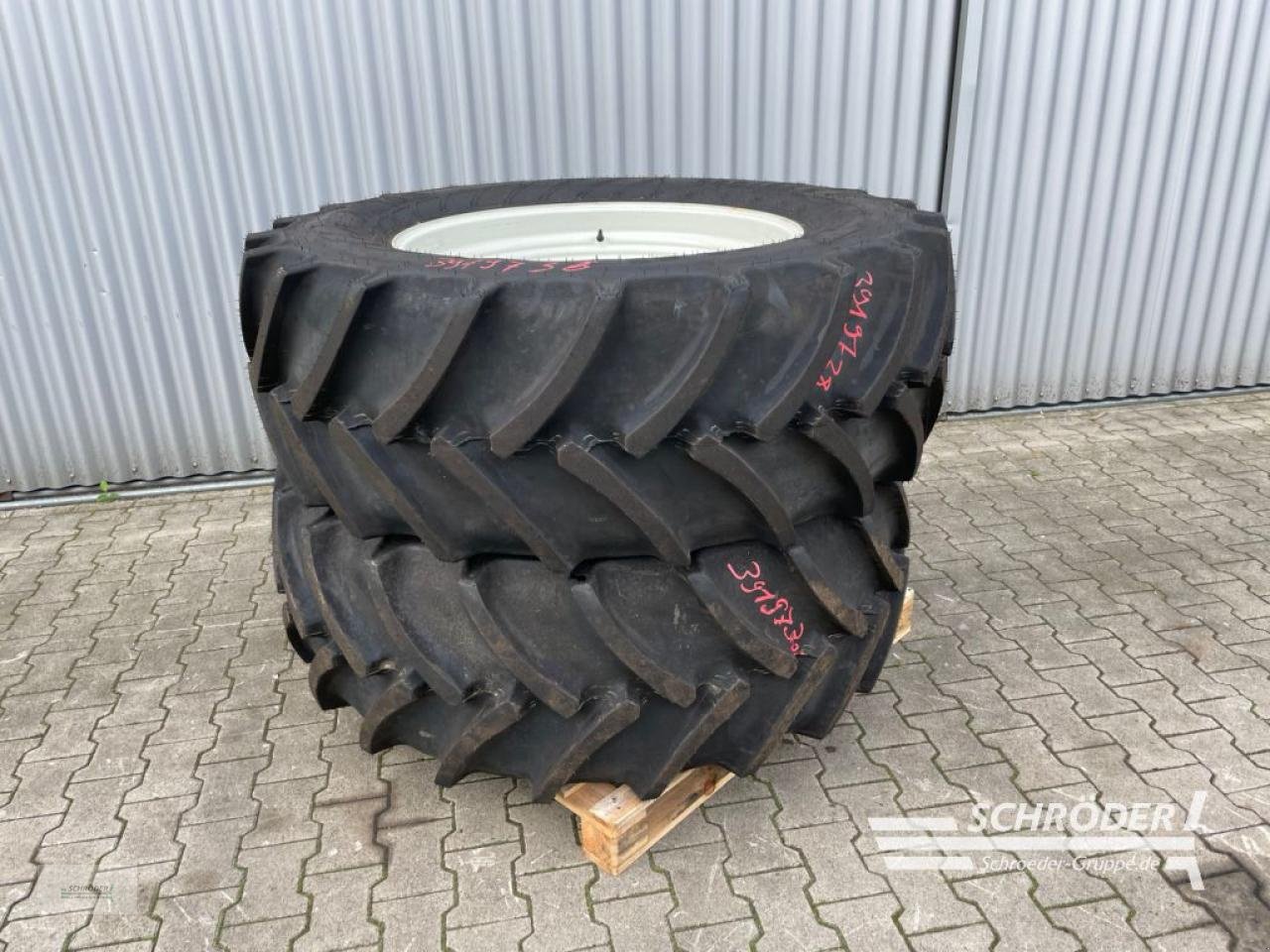 Zwillingsrad des Typs Mitas 2X 540/65 R34, Neumaschine in Wildeshausen (Bild 1)