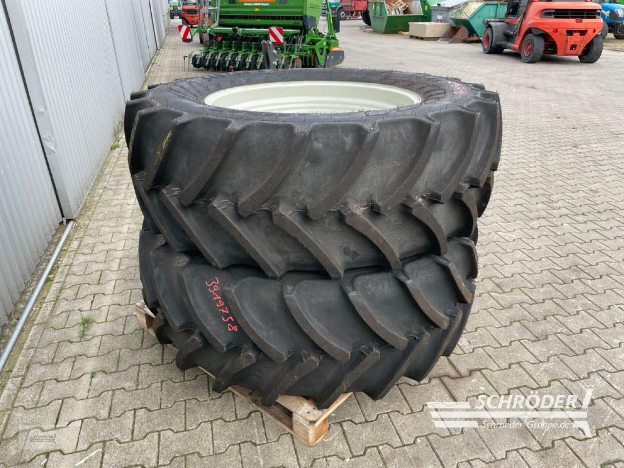 Zwillingsrad des Typs Mitas 2X 540/65 R34, Neumaschine in Wildeshausen (Bild 2)