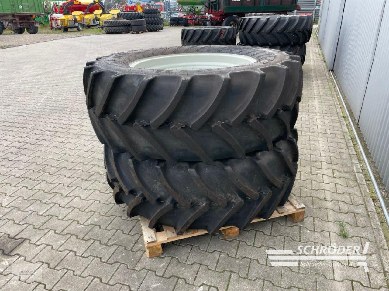 Zwillingsrad des Typs Mitas 2X 540/65 R34, Neumaschine in Wildeshausen (Bild 3)