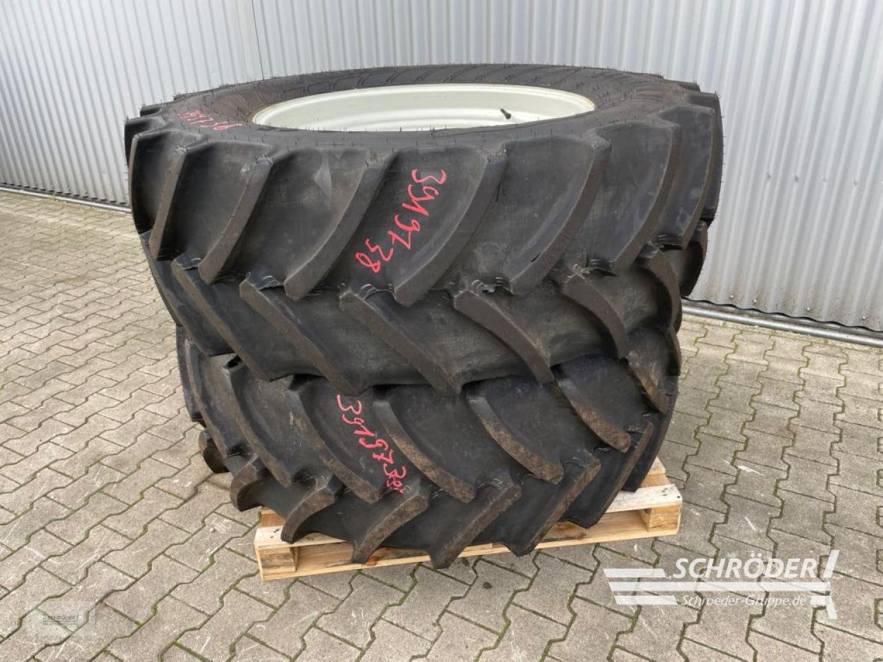Zwillingsrad des Typs Mitas 2X 540/65 R34, Neumaschine in Wildeshausen (Bild 4)